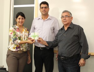 Renata Cristiane, da Cacier, e o diretor da Aciu, Orlando Luiz Santos, entregam o primeiro e-card para o empresário Renato Lopes de Oliveira (centro), da Ecologic Calçadas